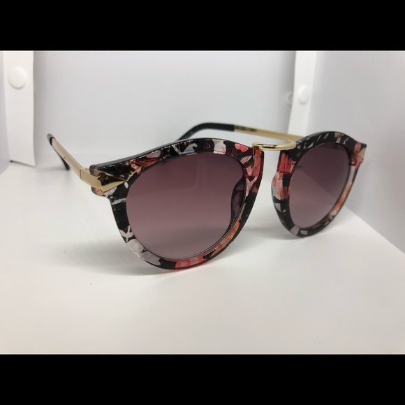 **NEW** Fashion Sunglasses - Picture 4 of 4